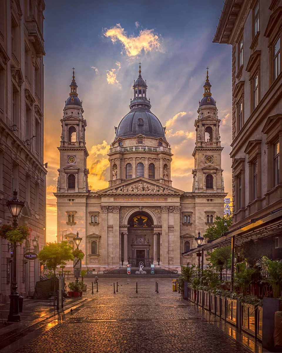 St. Stephen's Basilica in Budapest: Morning sunrise after a rain