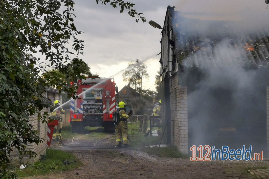 Uitslaande brand in schuur aan de Slagsteeg in #Bennekom. 112 in Beeld.