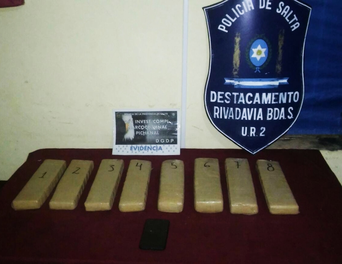 seguridad_salta's tweet photo. ➡️Rivadavia Banda Sur: la Policía 👮🚔👮♀️ realizó un importante procedimiento contra el narcotráfico 👥
➡️Te estamos cuidando🔀
#SaltaSinDrogas #UR2 #DGDP #MinSeguridad #PoliciaSalta
▶️https://t.co/EZFuIkh5kp https://t.co/3u4yFaAOvQ