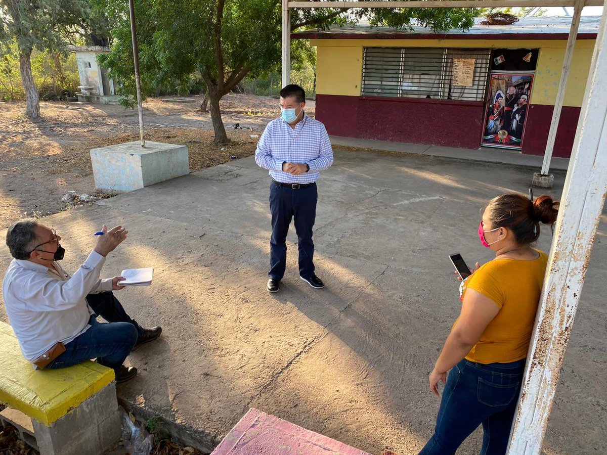 AlvaroRuelasE's tweet photo. Estamos en la comunidad “La boca de Mojolo” en Culiacán, con la instrucción del Gobernador @QuirinoOC construiremos una nueva aula y rehabilitaremos sus baños. En las sindicaturas y en las colonias tendremos más espacios, más dignos, para una mejor educación. #purosinaloa👊. https://t.co/wOCso7Exmq