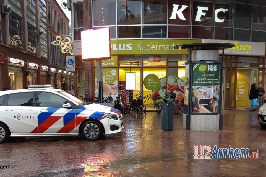 Gewelddadige man aangehouden in supermarkt PLUS, getuigen gezocht. 112Arnhem.