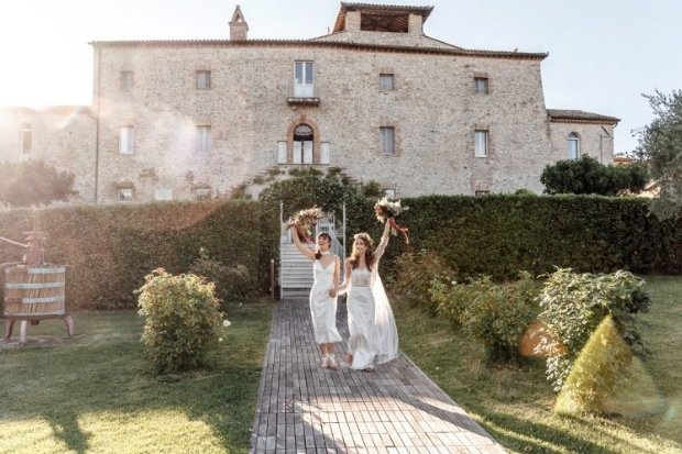 weddingsonline's tweet photo. Hands up if you are confused by level 5 restrictions. 
​
This is what we know:
​You can host a wedding with up to 25 guests (not including the couple or relevant suppliers). Guests and suppliers can travel outside of their counties, and venues can provide accommodation. https://t.co/StAC5CY1S7