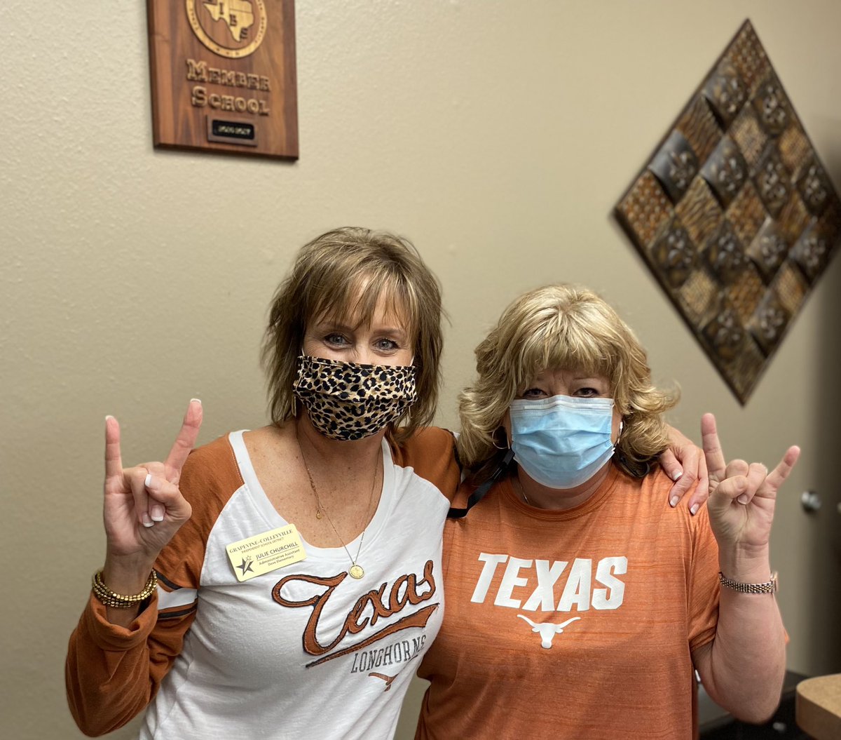 Proudly sporting our orange today. Burnt is the best version. <a href="/DESDolphins/">DES Dolphins</a> <a href="/DESisBEST/">Desiree gladue</a> <a href="/GCISD/">Grapevine-Colleyville ISD</a>