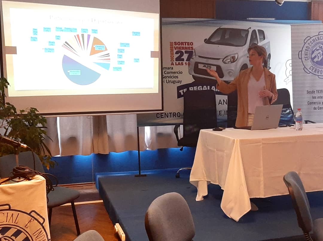 sembrandouy's tweet photo. Visitamos el Centro Comercial e Industrial de Cerro Largo, nos recibió su Presidente María Moura con su equipo. Presentamos el #ProgramaSembrando en el marco de la gira de #SembrandoPorElPaís con el objetivo de apoyar las acciones que impulsan a los emprendedores desde el Centro. https://t.co/gzKkjptKDZ