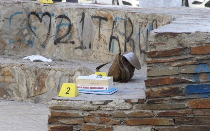 Suçlu kim mi? 

-Öz kardeşi öldürdü ama bütün toplum suçlu. Örf ve adet dedikleri ailesi suçlu. Kızın nerede, kimlerle diyen komşular suçlu. Tek başına, ailesinden uzakta diye düşünen toplum suçlu.#MerveAslan