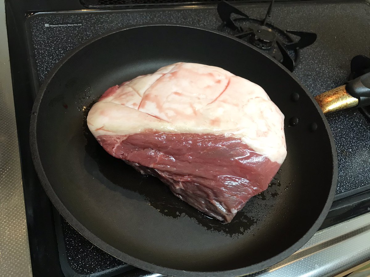 giuliano329's tweet photo. チャ、チャ、チャ、チャーシュー♪
（JoshinのCMソング風に。かなり古い。）

炊飯器でお手軽に✨

ご飯が進んで困っちゃう😋

#おうちごはん #Twitter料理部 #料理好きな人と繋がりたい #お腹ペコリン部 #にんにく #チャーシュー #ビールがうまいこの瞬間がたまらない #豚肉 #joshin https://t.co/usKAdVl2r3