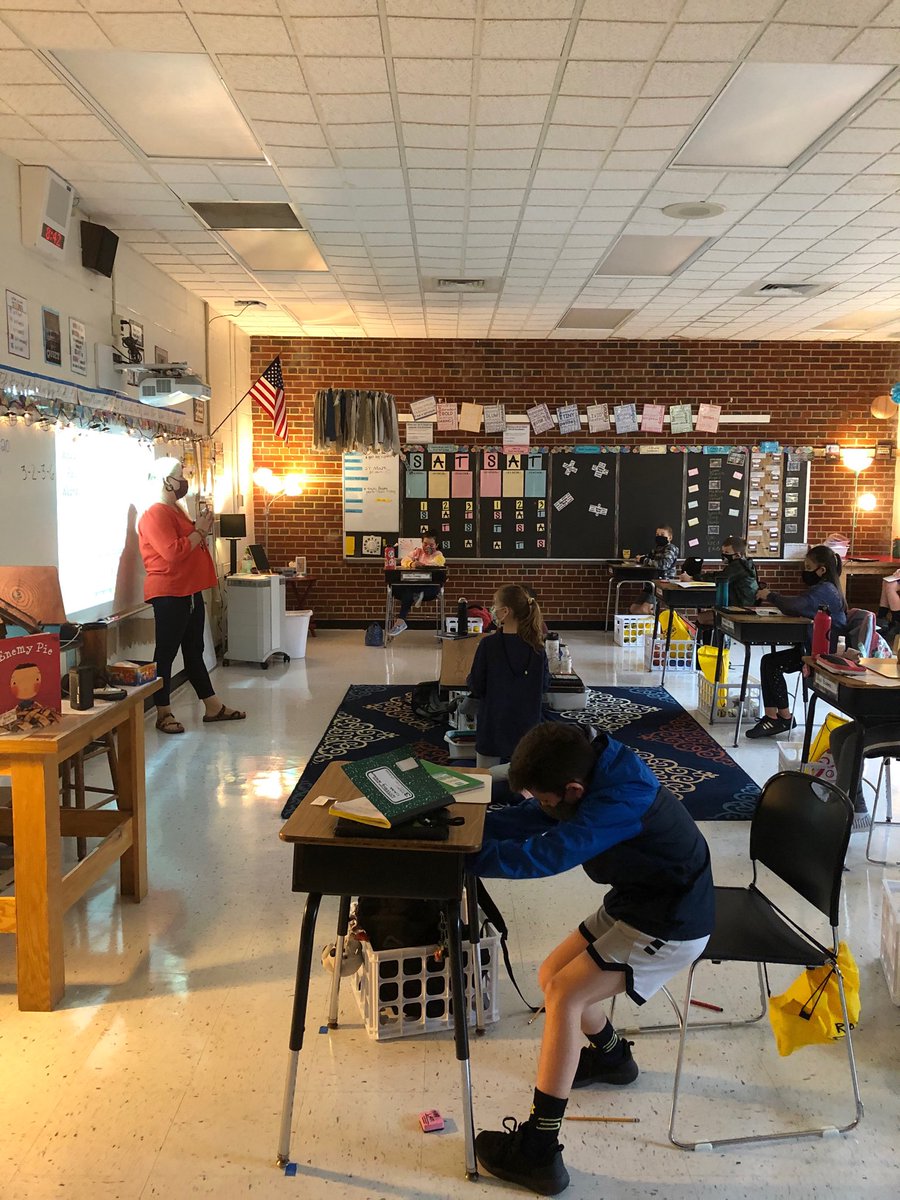 GCPSDrFowler's tweet photo. In person and virtually, the students and staff of Randolph Elementary were shining bright on this hazy morning! ⁦☀️@kmhadd⁩ ⁦@RoadrunnerLMC⁩ https://t.co/dehLA1U0PR