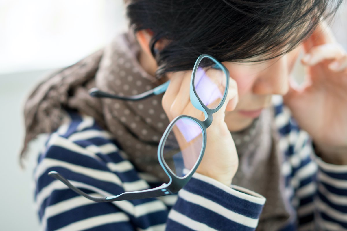 ShileyEye's tweet photo. When should you be worried about blue light exposure from your devices? The @aao_ophth has specialized tips to help! https://t.co/FaQ51Frd3y #shileyeye #bluelight #eyesafety https://t.co/ogAJomLUuY