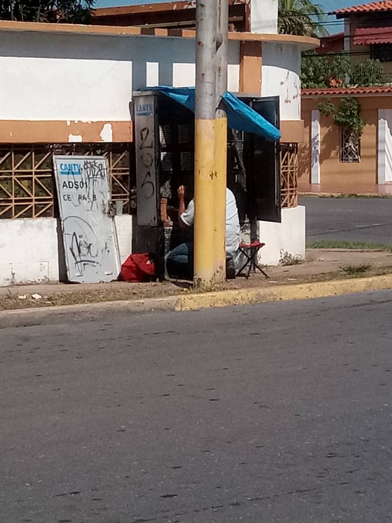 profecrisafulli's tweet photo. 🤔 @ContactoCantv Lo único que no entiendo, después de 5 meses de mi reporte, es por qué sus técnicos pasan por aquí, reparan fallas de mis vecinos, y nunca tienen orden de reparación de mi teléfono 😭

Nº REPORTE VIEJO: 22180952

Nº REPORTE NUEVO: 22513117 https://t.co/rmYNMzyYyn