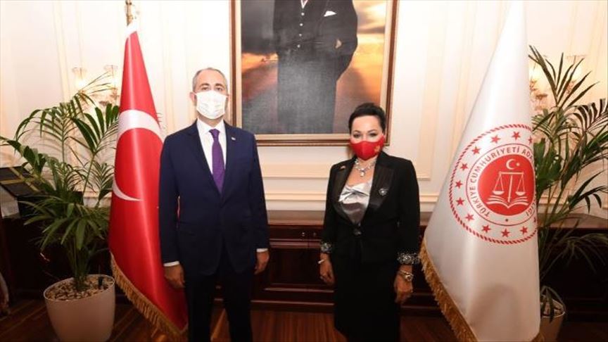 #تركيا.. وزير العدل التركي عبد الحميد غُل يستقبل رئيسة المحكمة العليا بالجبل الأسود فانسا ميدينيكا، والوفد المرافق لها، حيث  تناول اللقاء العلاقات الثنائية بين البلدين والتعاون في المجال القضائي

#ترك_بوست