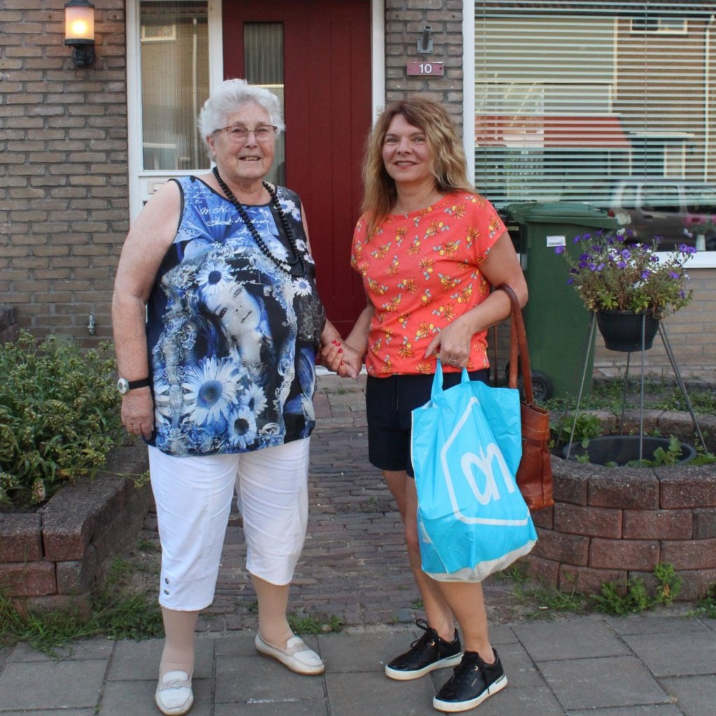 “Het is voor mij een kleine moeite en voor haar is het belangrijk dat het gebeurt.”

Weer zo'n mooie verhaal over een match die ontstond in coronatijd!

#vrijwilligerswerk #hiphelpt #nietalleen #albertheijn #ah #samenleven #samenredzaam <a href="/albertheijn/">Albert Heijn</a> 

hiphelpt.nl/wat-doen-wij/v…