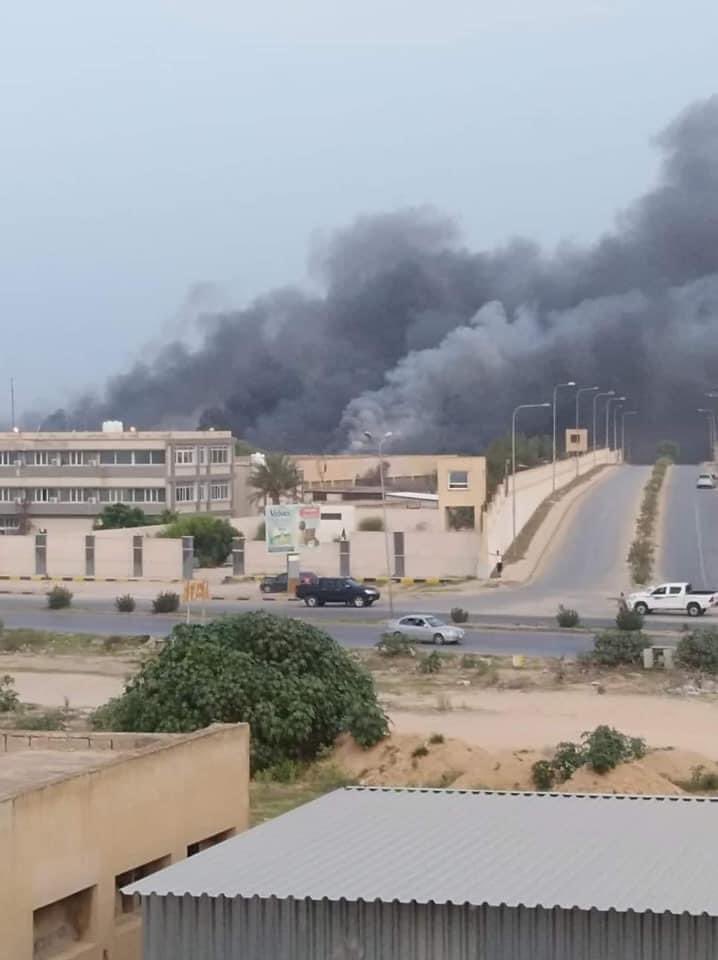 ◾ Affrontements à l'arme lourde au cœur de #Tripoli entre milices rivales, la milice d'Oussama Joueli et les milices de la #Zawiyah. Des maisons et des voitures civiles ont été touchées. https://t.co/yeBeDoVw4H