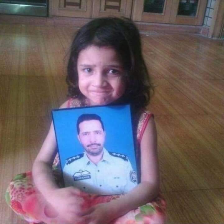 This little angel is still waiting for  dad.the PM and bajwa should justice to this angel #Justice4SPTahirDawar