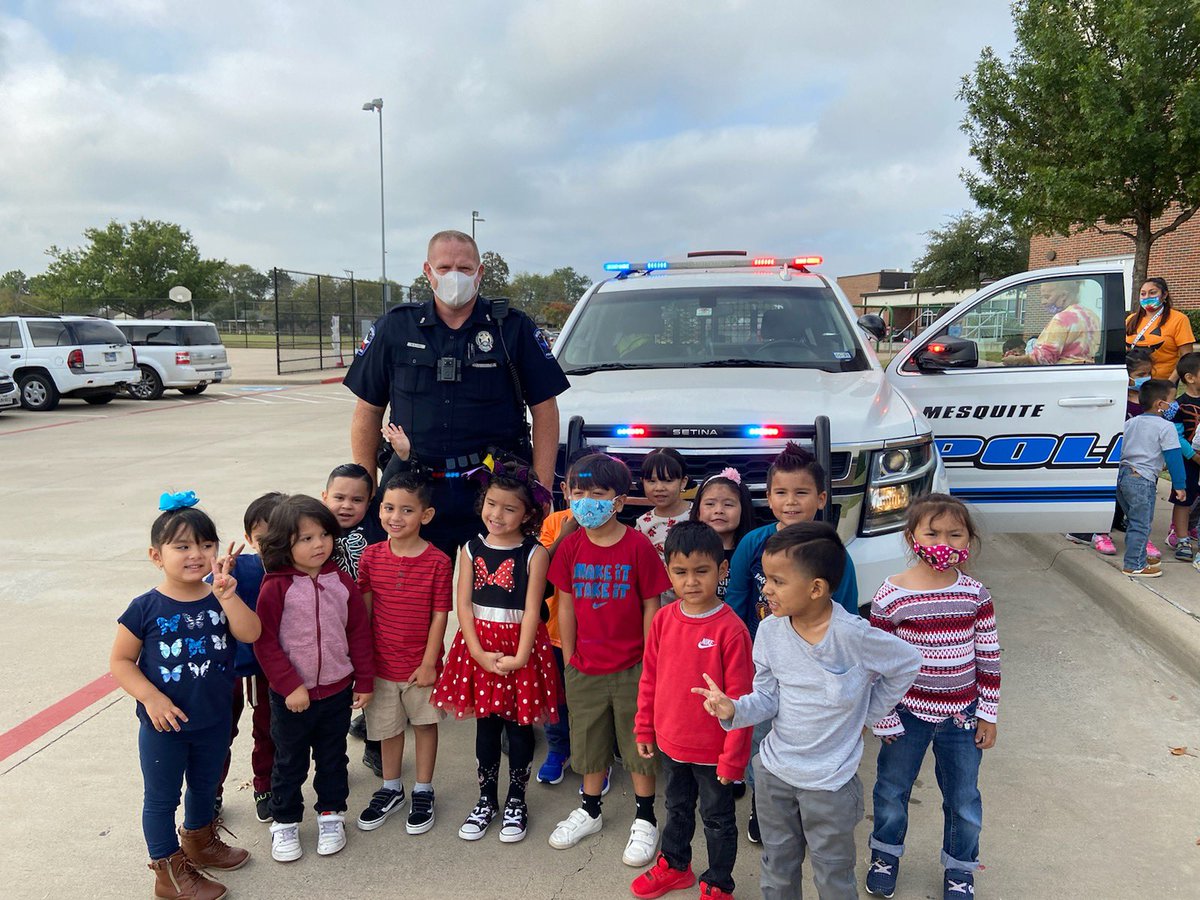 MesquitePD_TX's tweet photo. Officer Cook visited Pre-K students at Tosch Elementary today as part of Mesquite ISD’s Community Hero’s week. #RealTexasService https://t.co/HL0bA2bubU