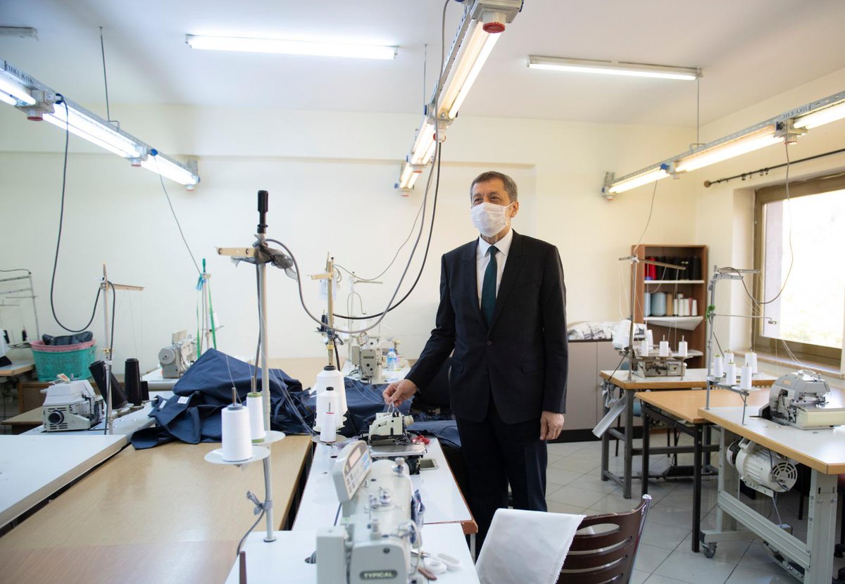 “Hayat Boyu Öğrenme” dediğimiz ve çok önemsediğimiz bir alanımız var. Bu ne demek? “Öğrenmenin yaşı yoktur” demek. Şu dakika çıkıp bir halk eğitim merkezine gidip gönlünüzce bir kursa yazılırsanız kendiniz, çocuklarımız, ülkemiz için bir çabanın içine dahil olabilirsiniz demek.