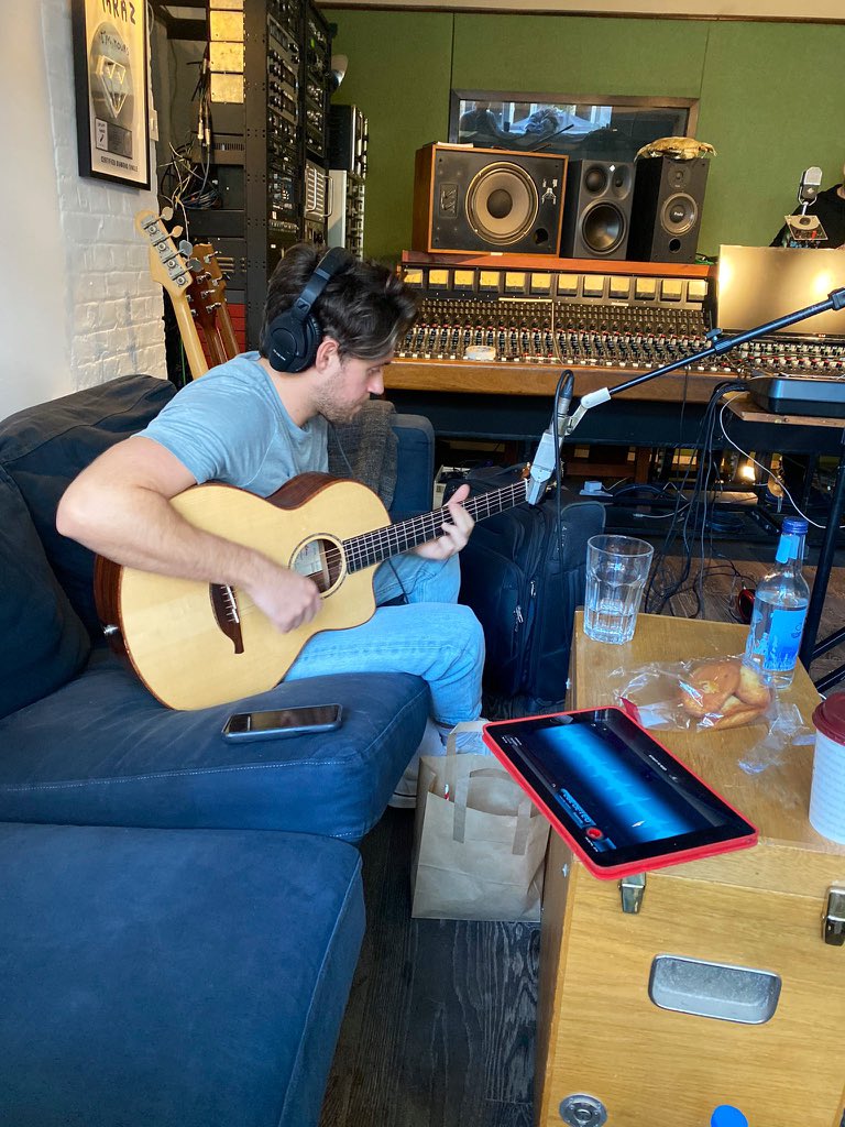 niallsorridimii's tweet photo. I TRULY MISSED NIALL IN THE STUDIO CONTENT. WE ARE NOT READY. https://t.co/Z6rwzdDrND