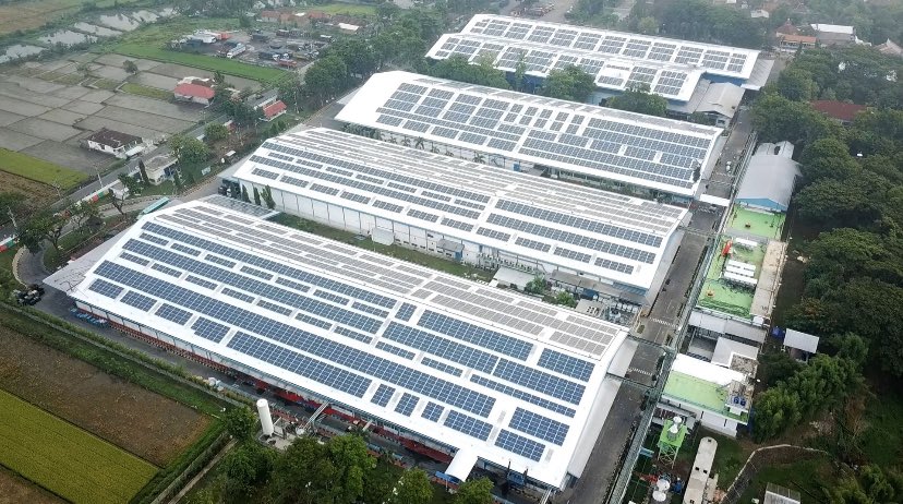 🇮🇩 ☀️ @Total installed the biggest #solar rooftop of central Java, Indonesia, on @Danone’s Klaten factory. It will produce up to 4 GWh/y of #renewable electricity.
Our goal? Supporting our clients in their #sustainability goals.
Learn more 👉 https://t.co/LpPfxrFNpO https://t.co/anPhnheJui