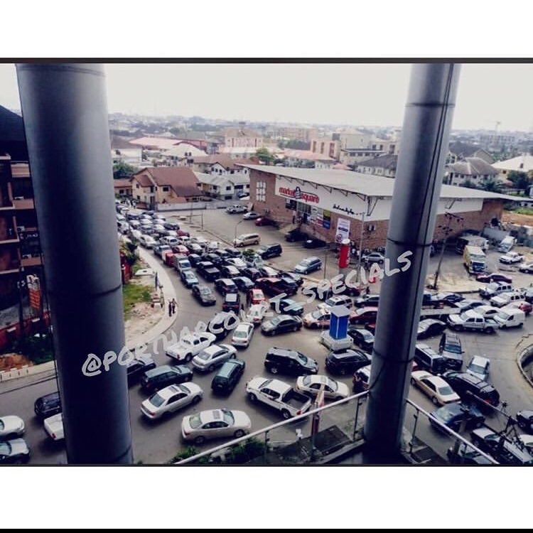 Somewhere in GRA...heavy traffic
_
#portharcourtspecials https://t.co/CKONe8yKDk