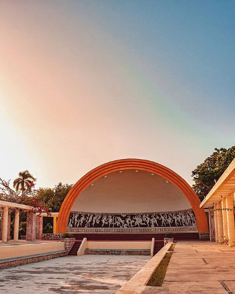 VisitMeridaMx's tweet photo. El Parque de las Américas consta de 4 esquinas completas, en una de ellas se encuentra la concha acústica y un teatro al aire libre con una gran explanada representando las mil columnas en Chichén Itzá ¿la conoces? #VisitMeridaMx #WeLoveMerida
IG: alan.argaezmid https://t.co/yT4GN5hRvW
