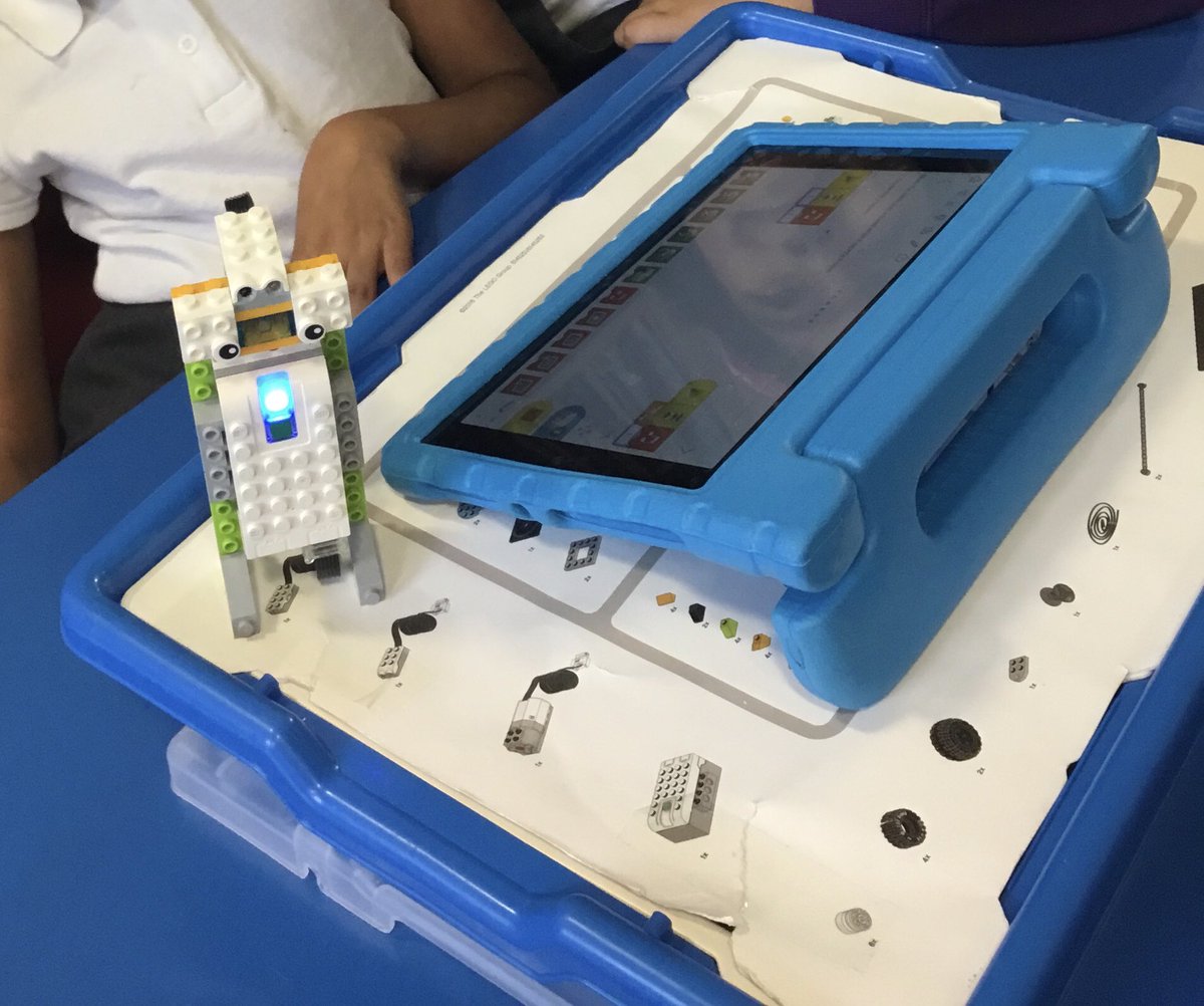 MissTuddenham's tweet photo. A fantastic afternoon building Lego robots with @CX_Birmingham.  We made moving satellites and burglar alarm systems using coding!🚨   A brilliant way to wrap up this terms Robots topic! 🤖 @AndertonPark https://t.co/28IJJJfW6t