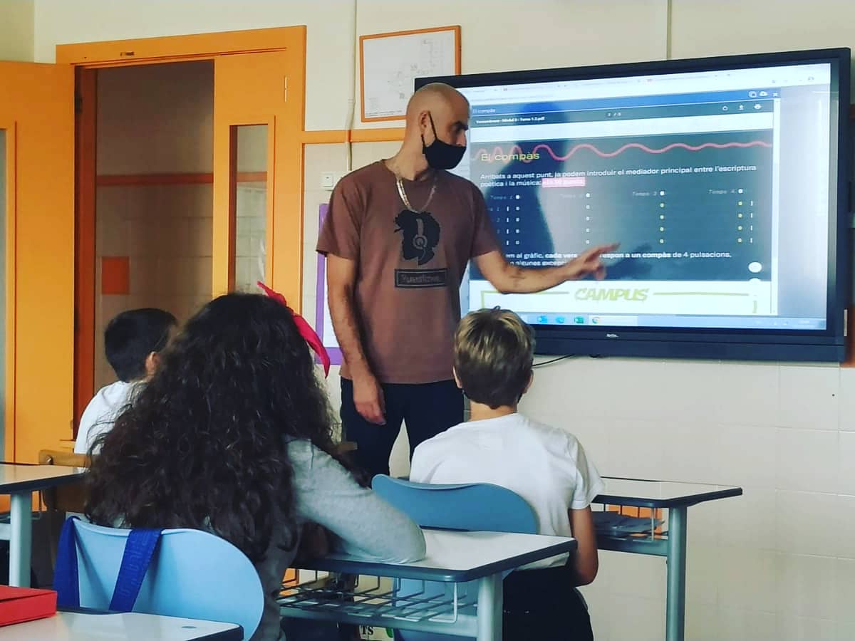 elcarmelleida's tweet photo. El #ProgramaTalent estan en marxa! Hem començat les primeres🔝másterclass🔝 a càrrec de professionals externs que motiven els diferents projectes 1️⃣ Fotografia amb Smartphones amb @genaromassot i 2️⃣ Gravació d'un rap amb empresa @versembrant. Sort amb els projectes! 👏🏻👏🏻 #avançar https://t.co/rLst6eoLaS