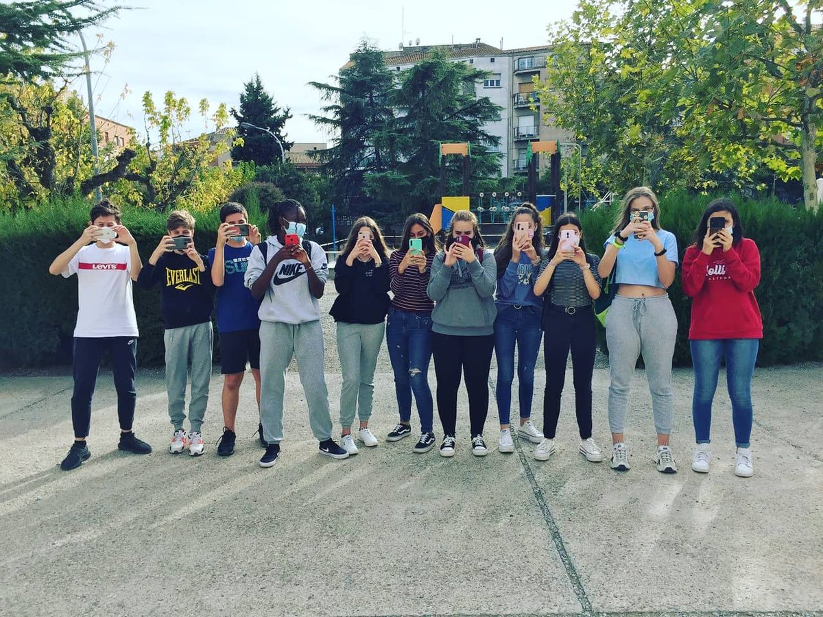 elcarmelleida's tweet photo. El #ProgramaTalent estan en marxa! Hem començat les primeres🔝másterclass🔝 a càrrec de professionals externs que motiven els diferents projectes 1️⃣ Fotografia amb Smartphones amb @genaromassot i 2️⃣ Gravació d'un rap amb empresa @versembrant. Sort amb els projectes! 👏🏻👏🏻 #avançar https://t.co/rLst6eoLaS