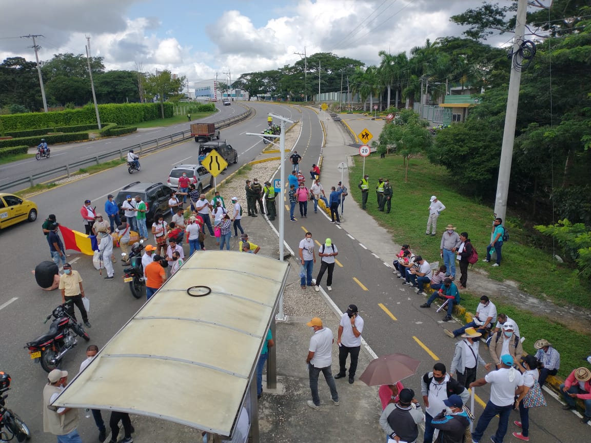 RadNalCo's tweet photo. #ReporteDelParo En la entrada de Sincelejo, Sucre, por la Troncal de Occidente, sobre el puente peatonal de la Corporación Universitaria del Caribe, se reúnen manifestantes para iniciar la movilización en el municipio.
📻 https://t.co/lG4i6Vmemh
📸: Radio Nacional. https://t.co/d3lvjx5Fj4