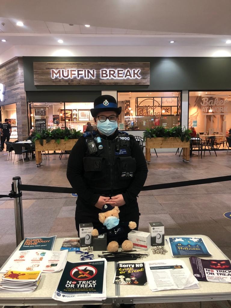 TVP_Wycombe's tweet photo. Wycombe PCSOs have been in the Eden centre today giving out Halloween &amp; home security advice, look out for similar events in the next few weeks, they have lots of useful freebies to give out as we go in to winter time! #WycombeNHPT #keepburglarsout #Halloween #notrickshere #C9078 https://t.co/SQPuilVle4