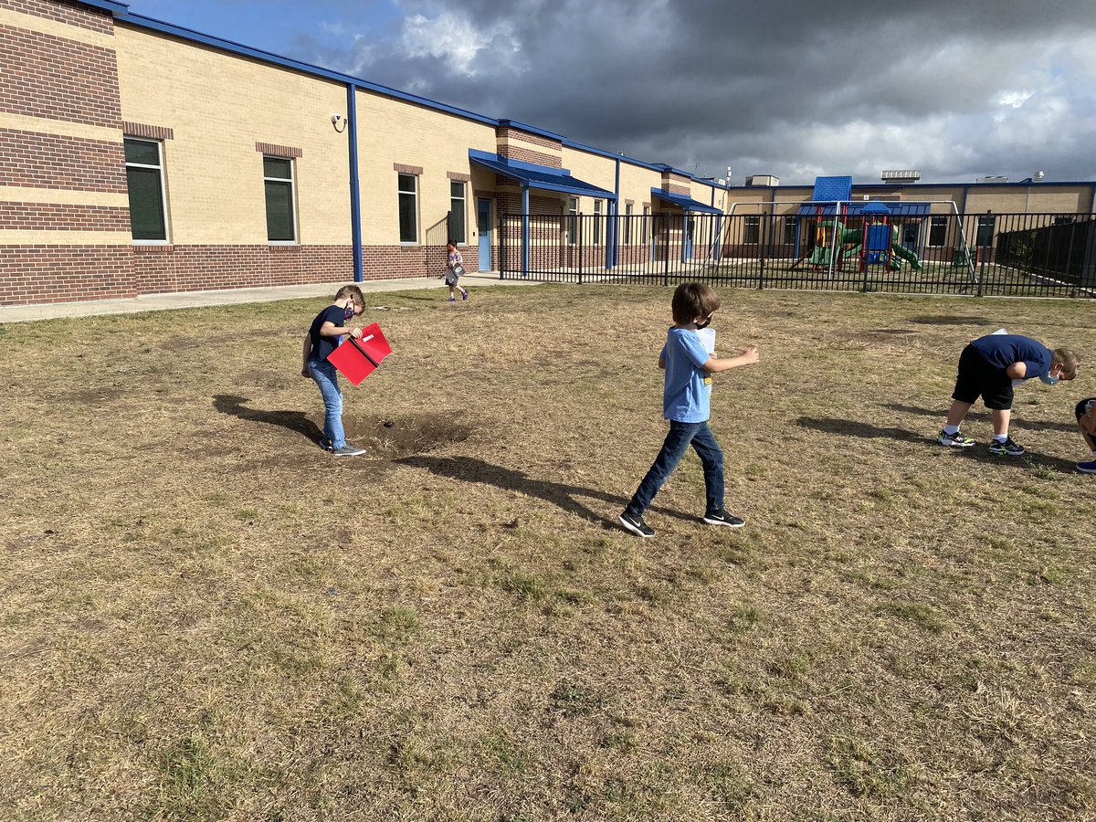 ColtsArroyo2's tweet photo. In person students went on a nature walk to find living and nonliving things!#kfeproud @NISDFranklinES #nisdbacktogetherbetter https://t.co/aRcLXzofzA