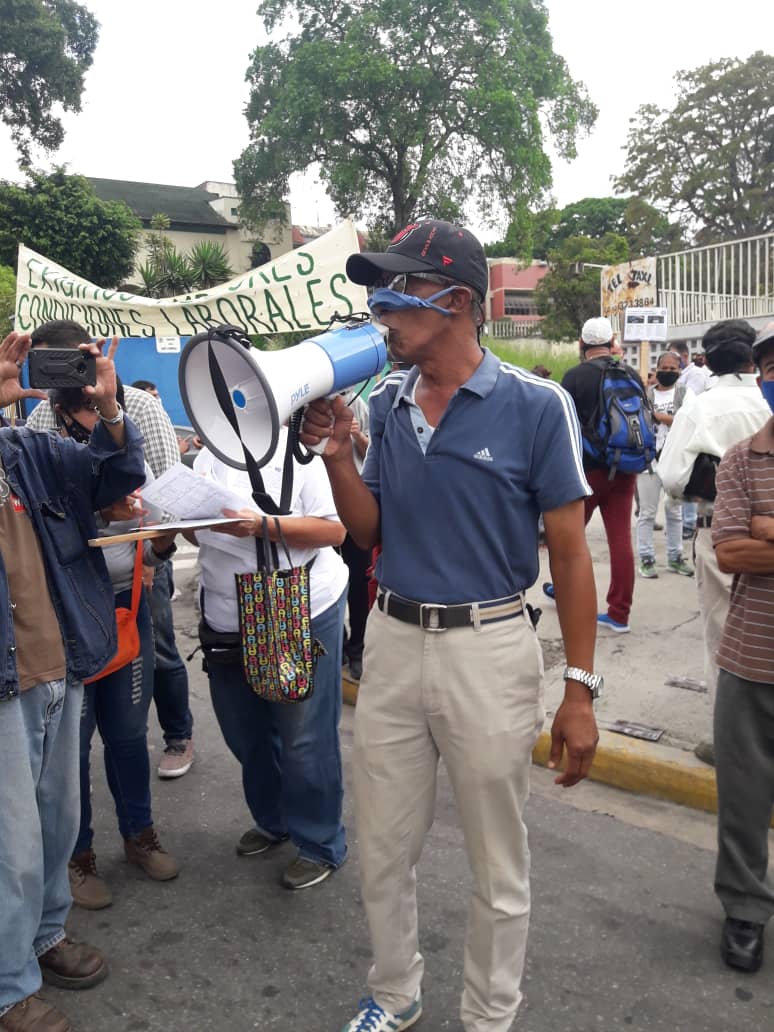 VozdeVanguardia's tweet photo. #21Oct #Miranda Los docentes en #LosTeques, de nuevo en las calles exigiendo #salarios dignos, condiciones de #trabajo acordé con su desempeño y respeto a su contratación colectiva.
#MaestrosConSalarioJusto #docentescondignidad
#VenezuelaSeRebela
#docentesconsalariojusto https://t.co/tn4wejgob8