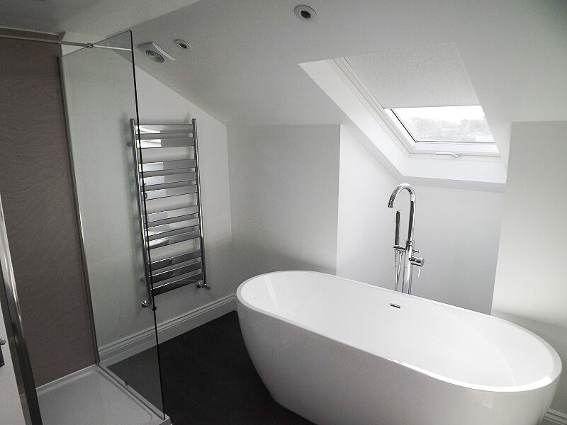 RBResidential's tweet photo. ✅ Spectacular newly refurbished split level apartment with 3 bedrooms/2 bathrooms. Superb, spacious reception rooms with high ceilings &amp; character features. Benefitting from private garage &amp; communal gardens. See link for more information &amp; book viewing https://t.co/NDZzTJY8bJ https://t.co/nKFDjVlNsQ