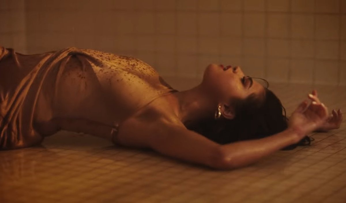 archivesgowmez's tweet photo. the way selena gomez always manage to take some rest in her music videos. https://t.co/yGyFuVRNcG