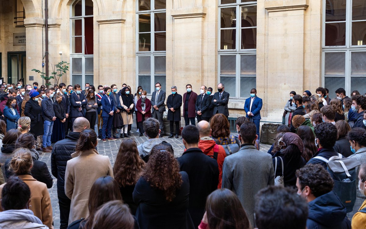 En fin d'après-midi, avant l'hommage national prévu ce soir en Sorbonne, la communauté de #Paris1PanthéonSorbonne a tenu à saluer la mémoire de Samuel Paty.
Étudiants et personnels se sont réunis dans plusieurs centres de l'université pour observer une minute de silence.