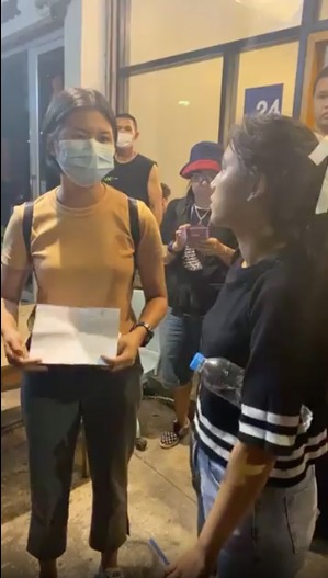 TLHR2014's tweet image. ด่วน! 10.48 น. มายด์-ภัสราวลี ธนกิจวิบูลย์ผล ถูกจับกุมที่ร้านกาแฟบริเวณราชเทวี ตามหมายจับข้อหา #พรกฉุกเฉิน กรณี #ม็อบ15ตุลา ที่แยกราชประสงค์ 

คาดว่าเจ้าหน้าที่จะนำตัวภัสราวลีไปที่ตชด.1 เพื่อทำการสอบสวนคืนนี้

#ม็อบ21ตุลา 
#ปล่อยเพื่อนเรา 

bit.ly/34hTLA5