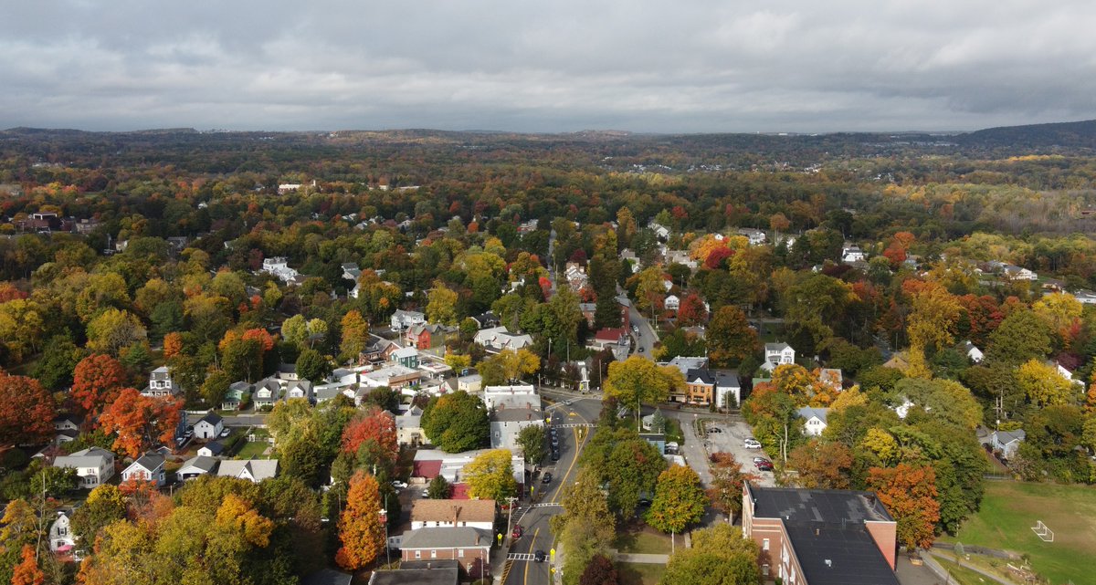 ramblinhv's tweet photo. As the fog lifts, the #hudsonvalley #fall colors appear... https://t.co/FsVPVfhPSf