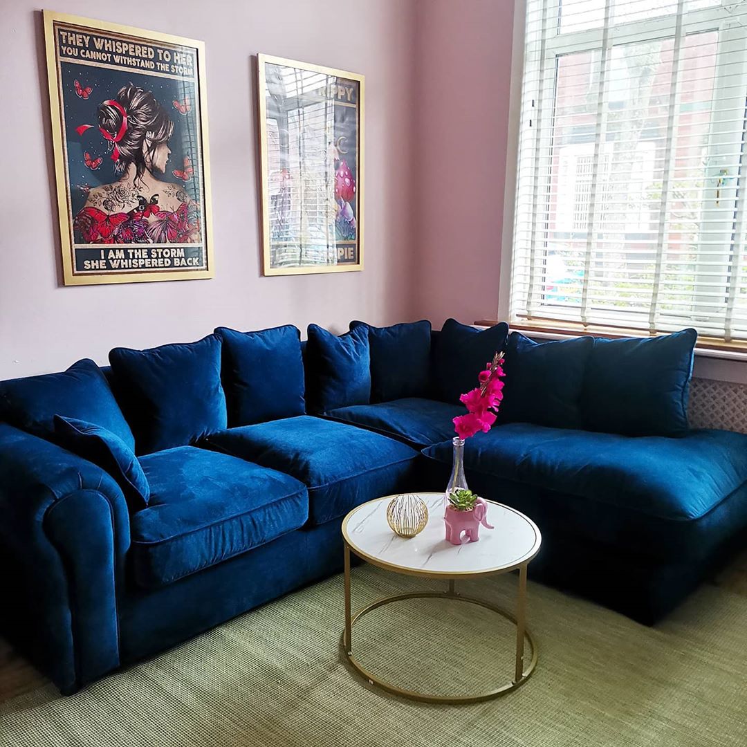 @ohhomelygirl has opted for a statement blue sofa and bold wall art to pair with the dusty pink walls and we think the end result is simply fabulous! Head to our Instagram for more by clicking the link: instagram.com/p/CGnI8CvhAkk/… 🌸💙