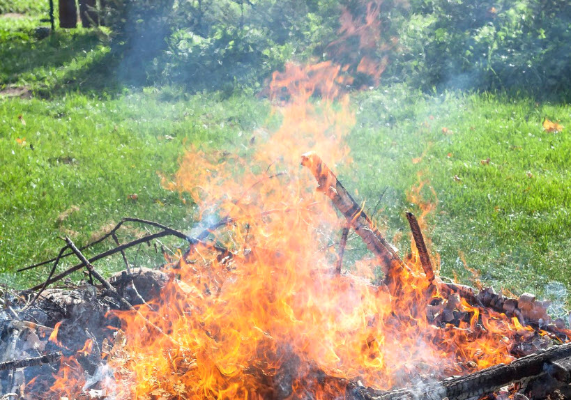 CSaanichFire's tweet photo. Open Burning is now permitted in @CSaanich. Permit applications are available on line and at the main fire station (1512 Keating X Rd.) Do not forget to check the #VentingIndex and #BurnClean. For more information visit our website at https://t.co/zymwXV35k0 https://t.co/QQIF47Dl4S
