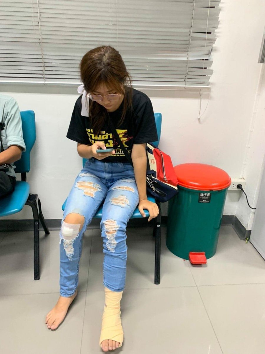 lovelyindaeyo's tweet photo. พวกมึงมันสารเลว ทำร้ายได้แม้กระทั่งเด็กและผู้หญิง กูหมดคำจะพูดแล้วจริงๆ ไม่มีแม้แต่ความเป็นมนุษย์🤬😡 #เสื้อเหลืองทําร้ายนักศึกษา #ม็อบ21ตุลา https://t.co/jjDXVaYS0N