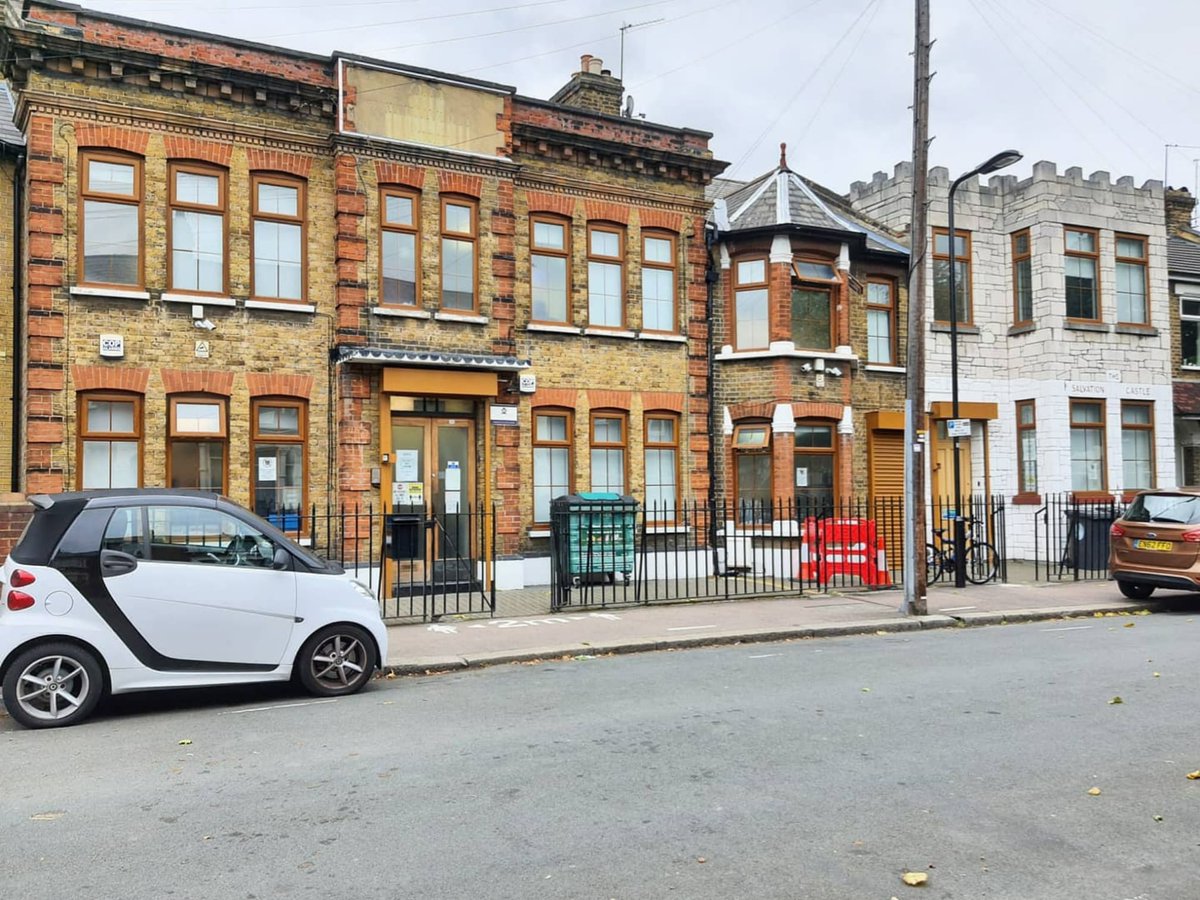 We've been keeping busy.. This school in East London has been fitted with @kommerlinguk O70 Golden Oak Windows.

#doubleglazing #windows #upvcwindows #upvc #brown #goldenoak #glass #exteriordesign  #interiordesigns #homedecor #london