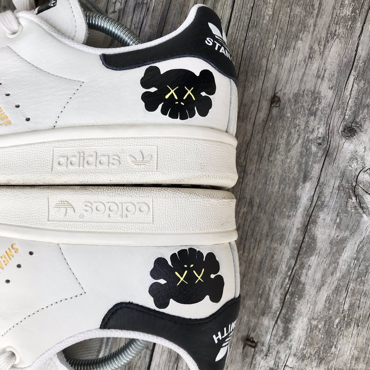 Stan Smith x Kaws 👾

S/O @bouchain_armand 🔥

#GeetCustom #angelusdirect #angeluspaint #angelus #angelusbrand #angelusshoepolish #sneakerscustom #customsneakers  #customshoes #customizedshoes #custom #kaws #kawscustom #kawsart #kawsarchive #customkaws #customadidas #adidas