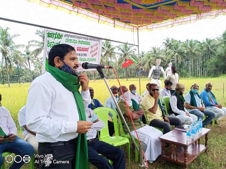 sdpikarnataka's tweet photo. “ಜಾಗೋ ಕಿಸಾನ್.....,
ಕೃಷಿ ಸಂಹಾರ - ಬಿಜೆಪಿಯ ಹುನ್ನಾರ
  
ದಕ್ಷಿಣ ಕನ್ನಡ ಜಿಲ್ಲೆಯ ಕಡಬದಲ್ಲಿ ಎಸ್.ಡಿ.ಪಿ.ಐ. ವತಿಯಿಂದ ಜಾಗೋ ಕಿಸಾನ್ ಅಭಿಯಾನಕ್ಕೆ ವಿದ್ಯುಕ್ತ  ಚಾಲನೆ. https://t.co/a1RAee5Owc