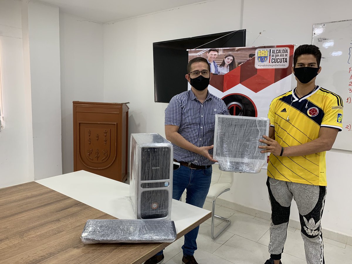 El director @giovanni_1731 le hizo entrega de un computador al estudiante de 2 semestre de entrenamiento deportivo, por su perseverancia académica durante la pandemia. El equipo fue gestionado en la campaña de Donatón realizada durante el primer periodo académico.
#NoHayExcusa https://t.co/bDGcKCUrs3