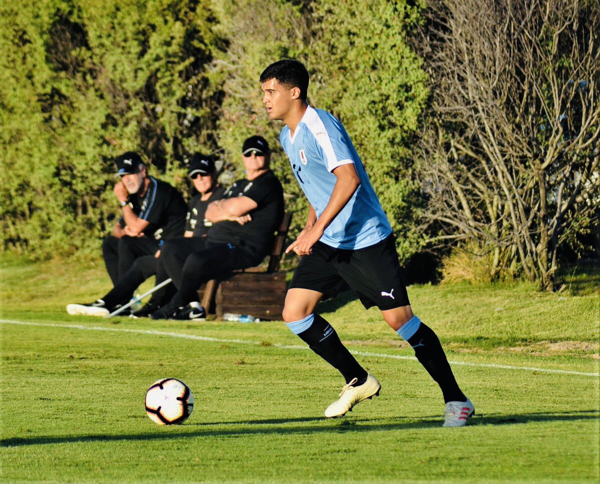  Agustín Oliveros (22 | Nacional)El defensa, que puede jugar como central o lateral, es una de las revelaciones del Campeonato Uruguayo. Jugador veloz, con buena capacidad para ir al corte y además con técnica para la salida de balón.