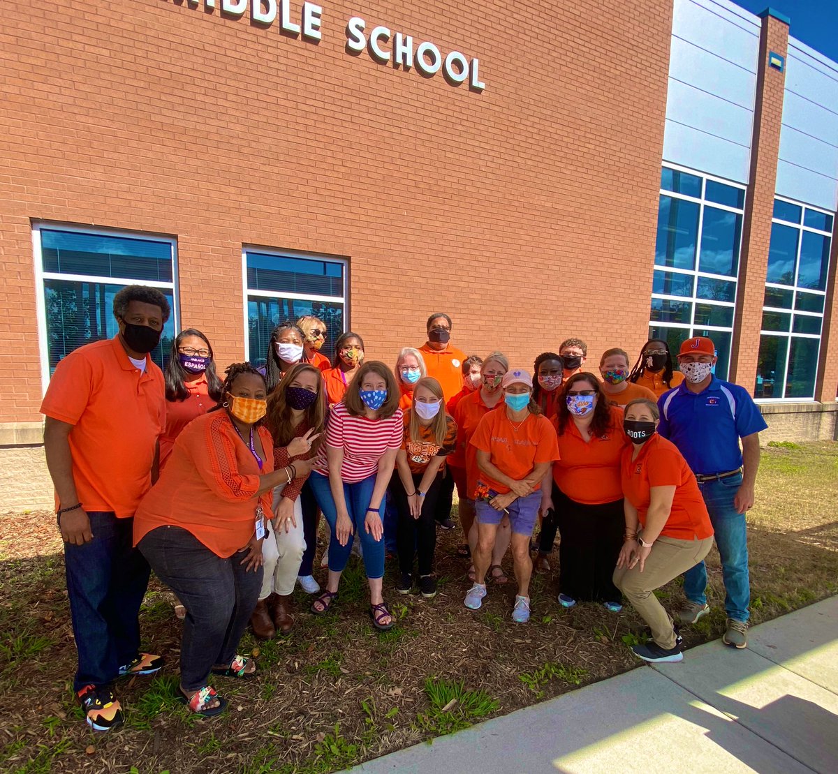 TCtheHOPEdealer's tweet image. JMS is United on Unity Day 2020! We are a Bully Free Zone 🧡🧡🧡🧡 #WearOrange #NoBullying #UnityDay2020 @JamestownMiddle @trentvernon77 @leighjones23 @GCSchoolsNC @GCS_SEL_Office @TLashone