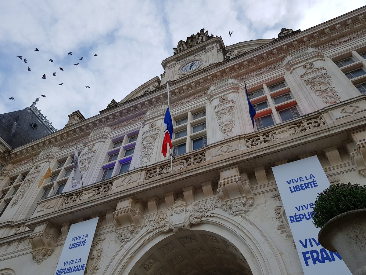 #Niort a rendu hommage ce soir devant l'Hôtel de Ville à #SamuelPaty, enseignant victime d'un attentat vendredi dernier. #Libertedexpression