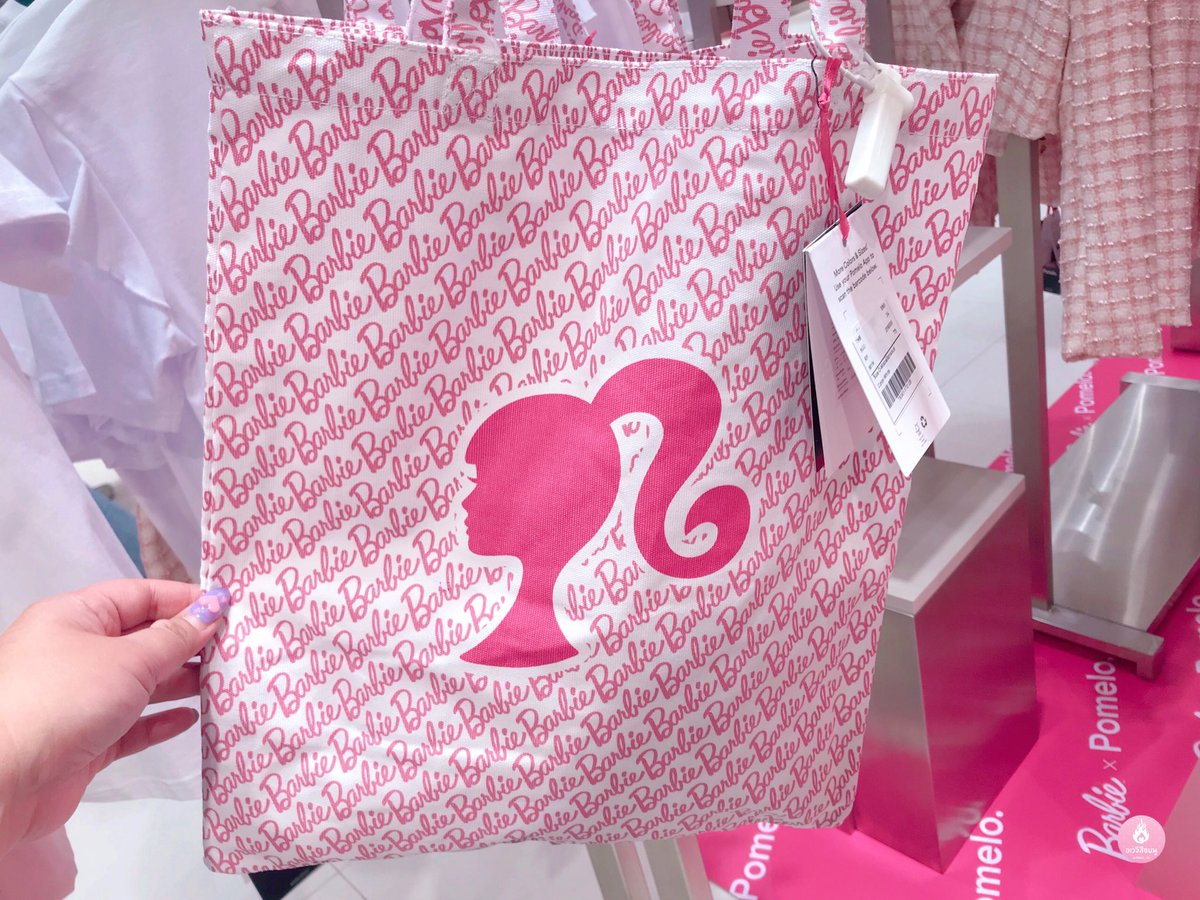 pinku_tai's tweet photo. 💕Barbie x Pomelo 💕ชมพูเบ่งบานเต็มร้านไปหมด ทุกคนหยิบกันโบ๊ะบ๊ะ แล้วกระเป๋าสะพาย ที่สวยๆคือหมดแล้ว ไม่เหลือไว้ให้ได้สัมผัสเลย 😂 https://t.co/QR7OFwgVC1