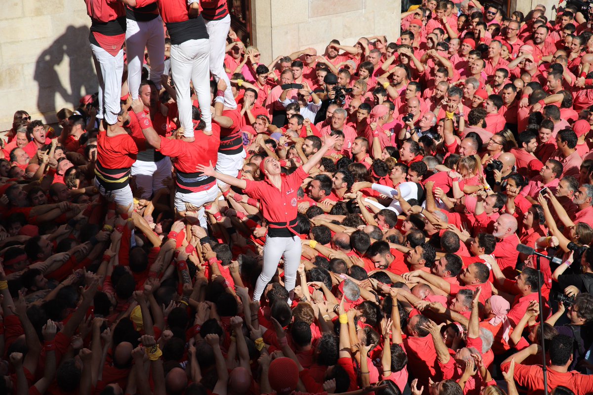 Avui és #SantaÚrsula, copatrona de Valls. Només sentir Santa Úrsula ja se'ns posa la pell de gallina 😌
Avui, fa 8 anys, ajuntàvem en una sola diada 3 castells superiors al 3d9f per 1r cop 🙌🏼: 5d9f, 9d8 i 4d9(c) i en fa 2 que descarregàvem el 4d9❗️🔝🔝 #castellers #castelleres