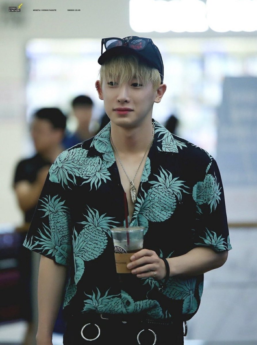 wonho is the only kpop idol i think that has a similar build to jonathan and jonathan already kinda wore stuff like the pic on the left in canon. i think he should b allowed to dress casual without wearing 6 sweaters layered on top of each other (araki wtf) ...... tropical jojo