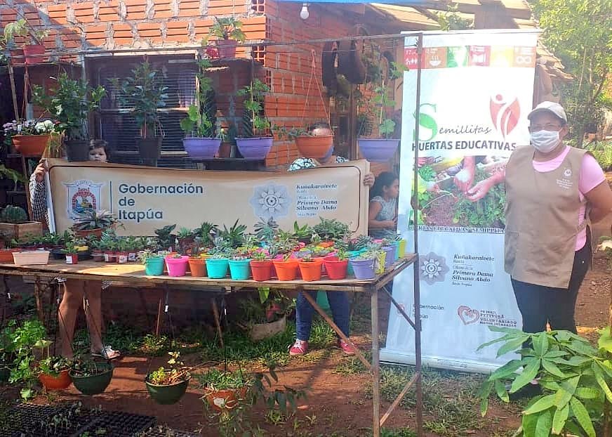 silvana_abdo's tweet photo. Mujeres emprendedoras que se dedican a la floricultura y crearon sus huertas para autoconsumo, recibieron insumos para seguir avanzando en sus iniciativas en Encarnación.👏🏻👏🏻 Ellas también reciben capacitación con técnicos del @SNPP_Paraguay y el apoyo de voluntarios de la #OPD. https://t.co/cQEZuqpLSU
