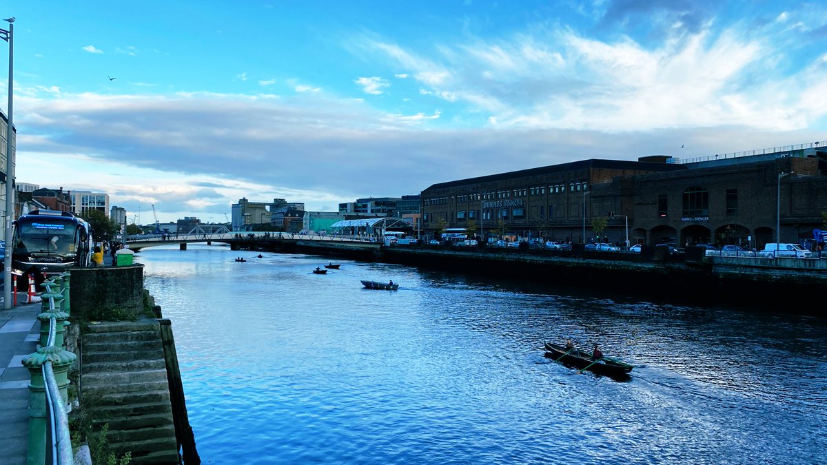 Beautiful sight of the Naomhóga boats back on the Lee this evening. What a difference a day makes...in #CorkCity! 🚣‍♀️ @NaomhogaChorcai @corkcitycouncil https://t.co/hLtfm5EZOZ